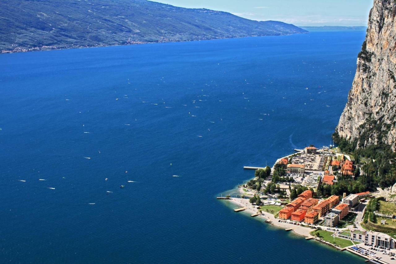 Campione Splendid View By Gardadomusmea Lägenhet Campione del Garda Exteriör bild